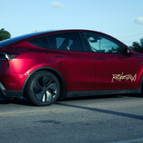 Robotaxi Tesla Model Y w kolorze Ultra Red (źródło zdjęcia: @AdanGuajardo/X)