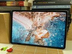 The Honor Pad 10 can be charged with up to 35 watts. A full charge cycle was completed in a relatively short 1 hour 48 minutes in our tests. (Image source: Notebookcheck)