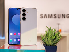 Good performance and features at an increasingly attractive price: The Galaxy S25 FE in review. (Image source: Daniel Schmidt)