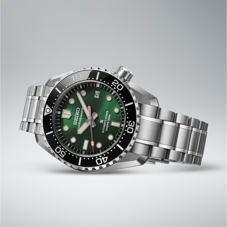 HBF003J1 resting on its side, highlighting the 42.6mm stainless steel case, faceted lugs, black bezel, green dial, and integrated bracelet.