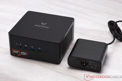 Minisforum EliteMini UM890 with a power supply unit. (19 V, 6.32 A) (Image source: Notebookcheck)