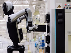 The Walker S2 robot changes its own battery. (Image source: UBTech/YT)