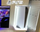 The PlayStation 5 is kept in a snugly fitting glass case in this demo kiosk. (Image source: NeoGAF - Kyshakk)