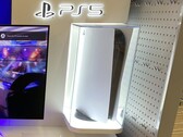The PlayStation 5 is kept in a snugly fitting glass case in this demo kiosk. (Image source: NeoGAF - Kyshakk)