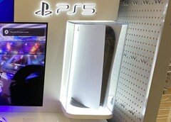 The PlayStation 5 is kept in a snugly fitting glass case in this demo kiosk. (Image source: NeoGAF - Kyshakk)