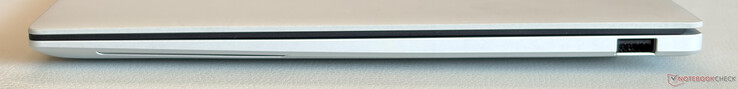 Right: USB-A 3.2 Gen 2 (10 Gbit/s)