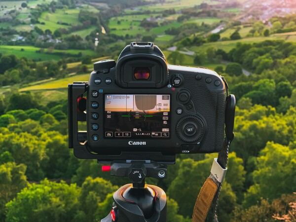 DSLR cameras offer a range of exposure modes, from fully automatic to fully manual modes (Source: Unsplash)