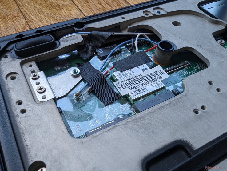 Removable WLAN module. Extra antenna are included for installing the WAN module