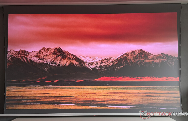 In daylight (window front on the right), the VisionMaster Max still provides a clearly recognizable image