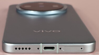Bottom case side (speaker, microphone, USB port, microphone, SIM slot)