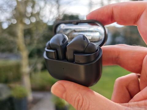 Premium mid-range headphones with bargain appeal – Samsung Galaxy Buds3 FE review