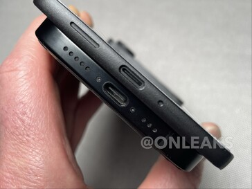 An alleged dummy unit of Galaxy S26 Edge vs iPhone 16 Pro. (Image source: OnLeaks on X)