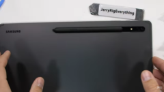 Can the Tab S8 Ultra survive? (Source: JerryRigEverything via YouTube)