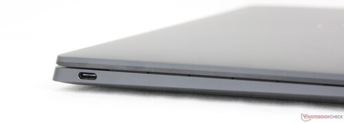 One USB-C port on each side is all that the Dell XPS 13 offers in terms of connectivity (Image source: Allen Ngo)