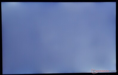 Minimal backlight bleeding seen along the edges