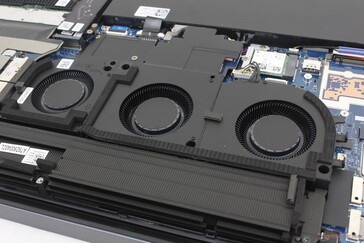 Cooling solution consists of three fans (2x ~50 mm + 1x ~45 mm) and a vapor chamber