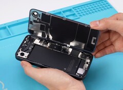 The Apple iPhone 16e makes it relatively easy to replace the battery and the back. (Image source: REWA Technology)