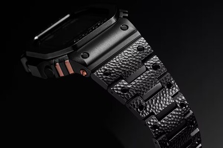 Despite a solid titanium bracelet, the weight is kept down to 112 g (Image source: Casio)
