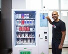 Manu Kumar Jain with the Xiaomi vending machine. (Source: Twitter)