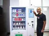 Manu Kumar Jain with the Xiaomi vending machine. (Source: Twitter)