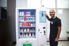 Manu Kumar Jain with the Xiaomi vending machine. (Source: Twitter)