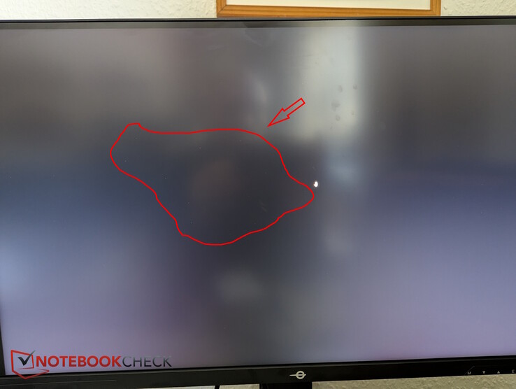 Small non-black pixels, but no visible backlight bleeding