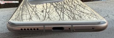 Bottom: Speaker, USB-C 3.1, microphone, SIM