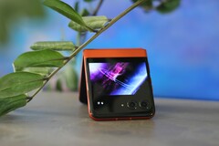 The Motorola Razr 50 again knows a few tricks, such as the tent mode for presenting pictures without needing a phone stand.