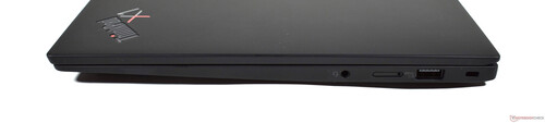The Lenovo ThinkPad X1 Carbon Gen 10 has two Thunderbolt 4 and USB-A ports (Image source: Benjamin Herzig)