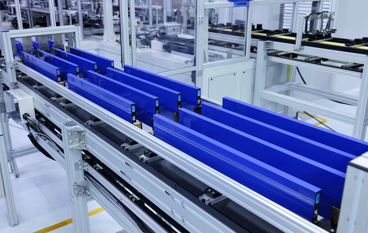 The long-life short-blade LFP battery packs of Geely