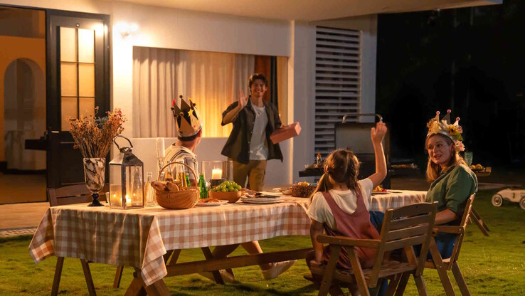 Not a given: The lighting can be warm white, which is generally more pleasant than cool white. (Image source: Reolink)