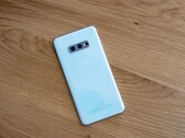 The Samsung Galaxy S10e has earned a cult following for being Samsung's last small flagship. (Source: Presse-citron)