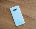 The Samsung Galaxy S10e has earned a cult following for being Samsung's last small flagship. (Source: Presse-citron)