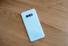 The Samsung Galaxy S10e has earned a cult following for being Samsung's last small flagship. (Source: Presse-citron)