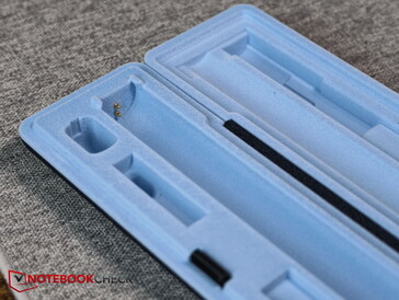The charging case has contacts inside ...