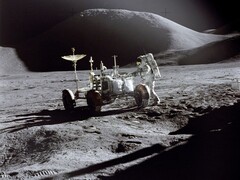 An image showing an astronaut with a rover on the Moon. (Image source: NASA-Imagery - Pixabay)