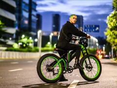 The US version of the Kakuka Rampage e-bike has a top speed of 32 mph (~52 kph). (Image source: Kakuka)