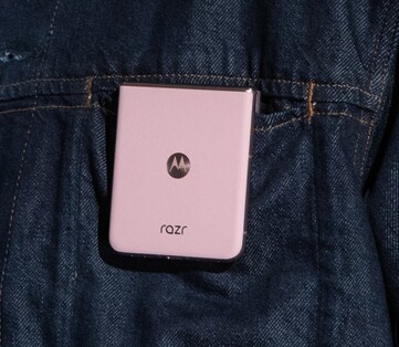 Motorola Razr 2025 in Pantone Parfait Pink. (Image source: Motorola)