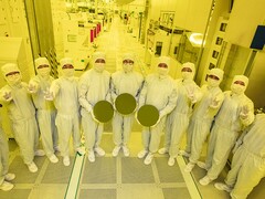 Samsung's 3 nm semiconductor chip wafers shown by factory workers (Image source: Samsung)