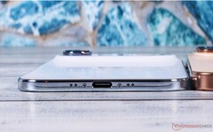 The Apple iPhone Air may be thin, but it is still unpopular. (Image source: Notebookcheck)