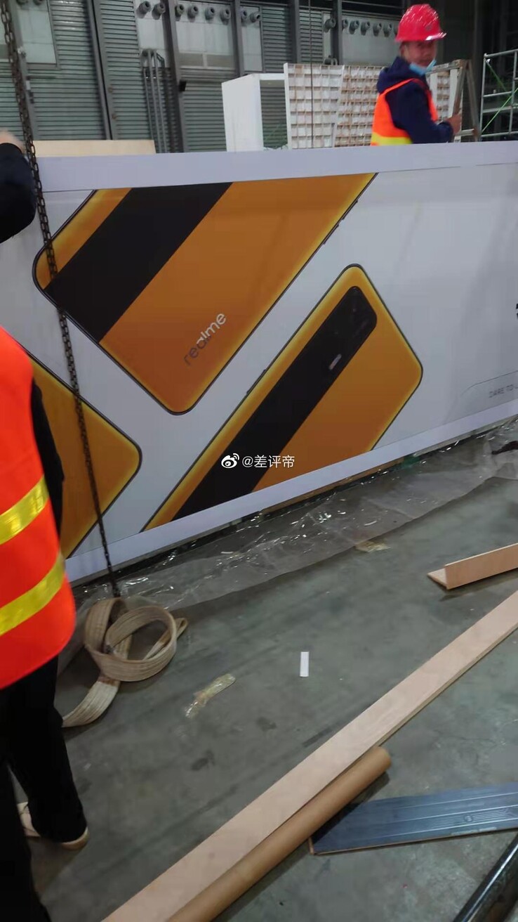 Realme GT roadside hoardings appear in a new leak. (Source: Weibo)