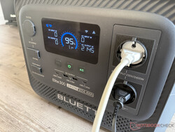 With 2,400 W AC power, the Bluetti Elite 300 reaches its limits faster than various competitors.