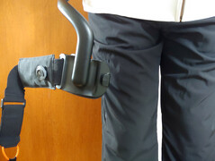 Straps swings over thighs. (Image source: Notebookcheck)