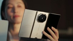 In addition to the main color purple, the Huawei Mate XT2 will also be available in gold/white and gold/black.