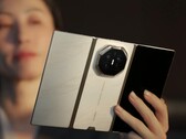 In addition to the main color purple, the Huawei Mate XT2 will also be available in gold/white and gold/black.