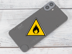 The CMF Phone 1 features a 5,000 mAh Li-ion battery. (Image source: Daniel Schmidt/Notebookcheck - Edited)