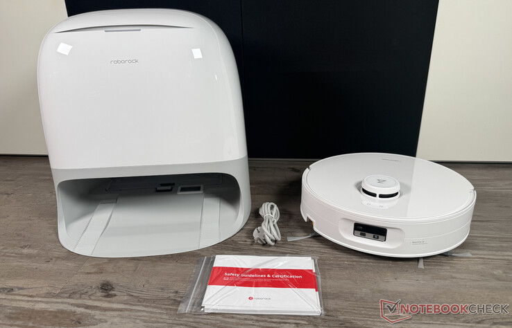 The spartan scope of delivery of the Roborock Qrevo Curv 2 Flow