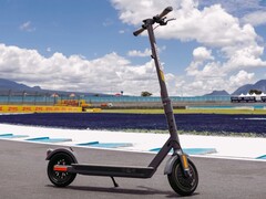 The Shell RIDE SR-5S e-scooter has a top speed of 20 mph (~32 kph). (Image source: Shell RIDE)