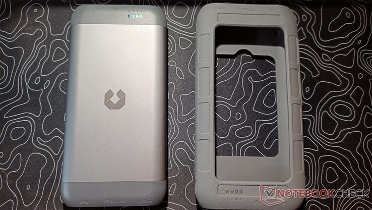 UnifyDrive UT2 and the protective casing (Image source: Notebookcheck)