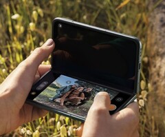 Leaked display sizes of the upcoming Apple closely match those of the Oppo Find N2 pictured above. (Image Source: Oppo)